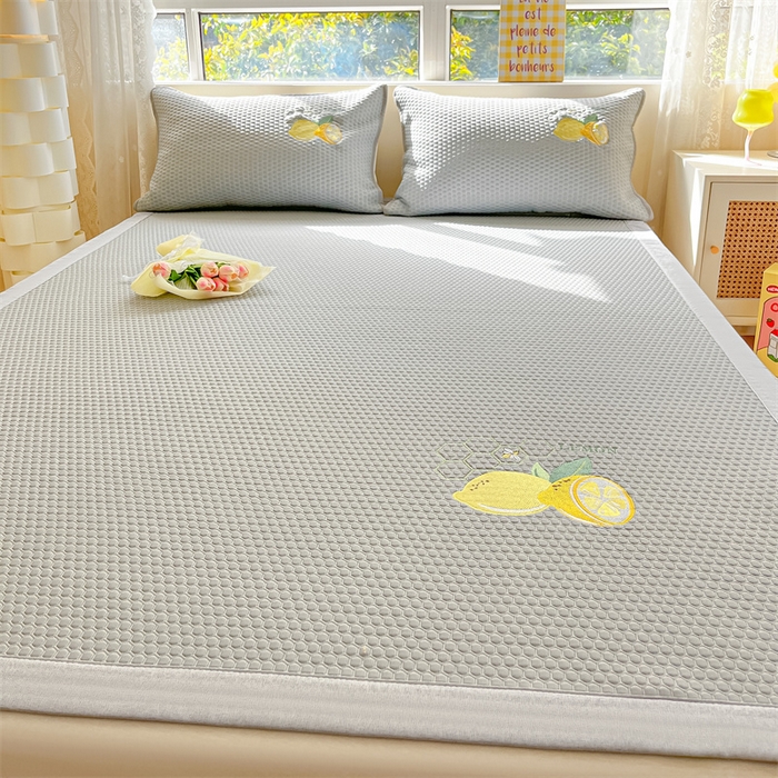 91家纺网 家纺一手货源 找家纺 鑫钰 2025新款超速凉感冰丝绣花凉席-床席款 冰柠檬-冰豆豆灰（床席款）