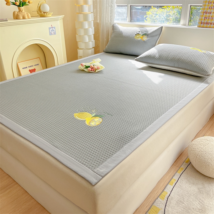 91家纺网 家纺一手货源 找家纺 鑫钰 2025新款超速凉感冰丝绣花凉席-床席款 冰柠檬-冰豆豆灰（床席款）