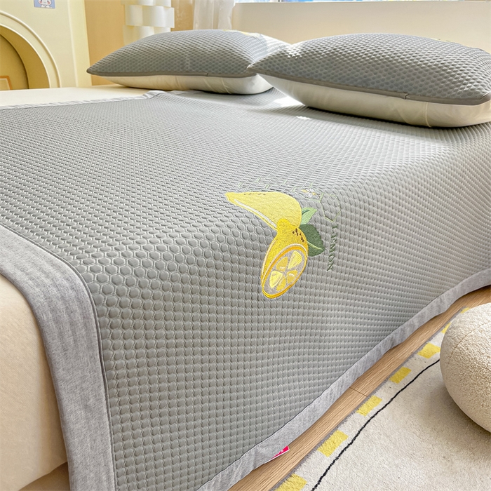 91家纺网 家纺一手货源 找家纺 鑫钰 2025新款超速凉感冰丝绣花凉席-床席款 冰柠檬-冰豆豆灰（床席款）