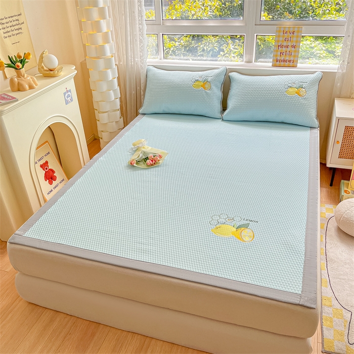 91家纺网 家纺一手货源 找家纺 鑫钰 2025新款超速凉感冰丝绣花凉席-床席款 冰柠檬-冰豆豆蓝（床席款）