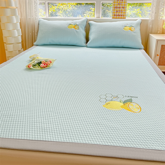 91家纺网 家纺一手货源 找家纺 鑫钰 2025新款超速凉感冰丝绣花凉席-床席款 冰柠檬-冰豆豆蓝（床席款）