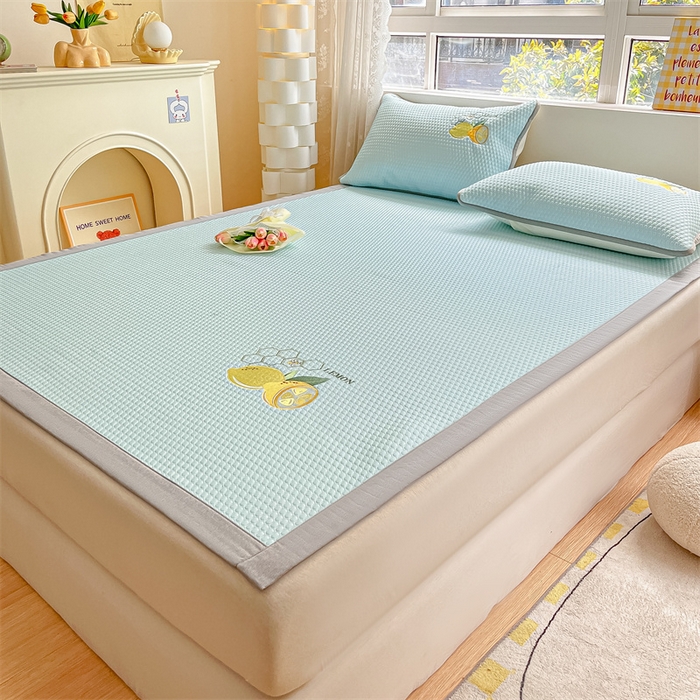 91家纺网 家纺一手货源 找家纺 鑫钰 2025新款超速凉感冰丝绣花凉席-床席款 冰柠檬-冰豆豆蓝（床席款）