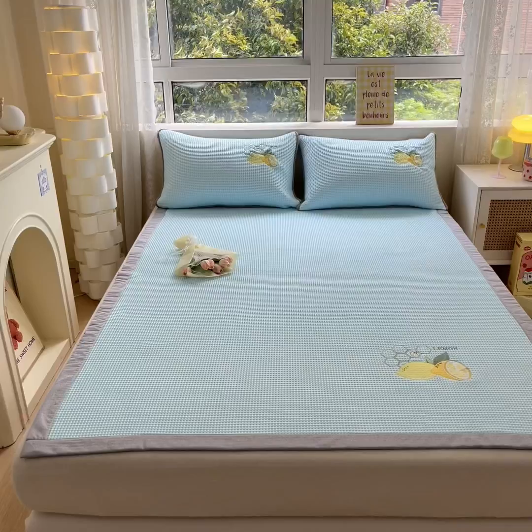 91家纺网 家纺一手货源 找家纺 鑫钰 2025新款超速凉感冰丝绣花凉席-床席款 冰柠檬-冰豆豆蓝（床席款）