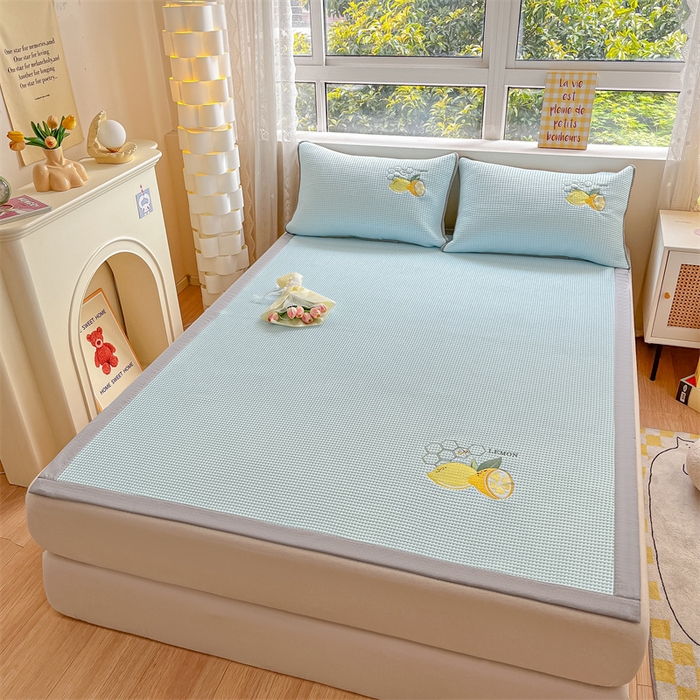 91家纺网 家纺一手货源 找家纺 鑫钰 2025新款超速凉感冰丝绣花凉席-床席款 冰柠檬-华夫格蓝（床席款）