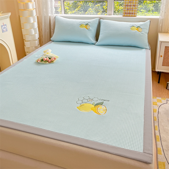 91家纺网 家纺一手货源 找家纺 鑫钰 2025新款超速凉感冰丝绣花凉席-床席款 冰柠檬-华夫格蓝（床席款）