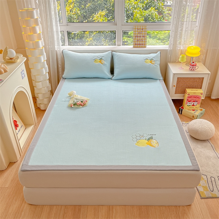 91家纺网 家纺一手货源 找家纺 鑫钰 2025新款超速凉感冰丝绣花凉席-床席款 冰柠檬-华夫格蓝（床席款）