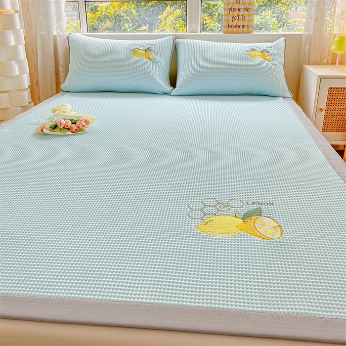 91家纺网 家纺一手货源 找家纺 鑫钰 2025新款超速凉感冰丝绣花凉席-床席款 冰柠檬-华夫格蓝（床席款）