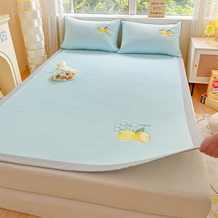 91家纺网 家纺一手货源 找家纺 鑫钰 2025新款超速凉感冰丝绣花凉席-床席款 冰柠檬-华夫格蓝（床席款）