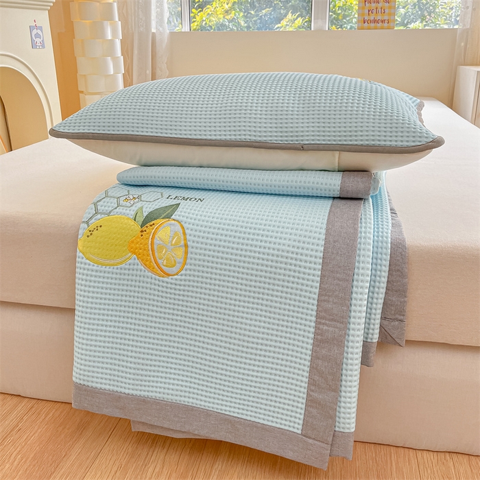 91家纺网 家纺一手货源 找家纺 鑫钰 2025新款超速凉感冰丝绣花凉席-床席款 冰柠檬-华夫格蓝（床席款）