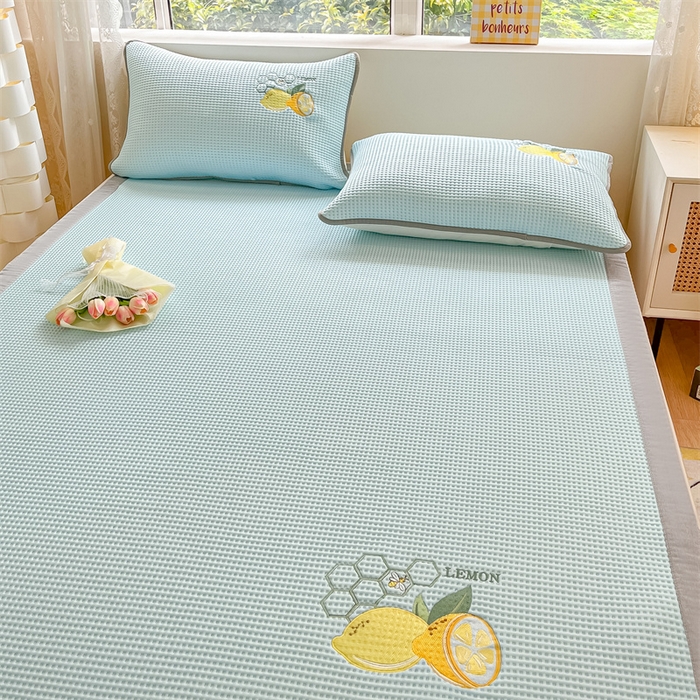 91家纺网 家纺一手货源 找家纺 鑫钰 2025新款超速凉感冰丝绣花凉席-床席款 冰柠檬-华夫格蓝（床席款）