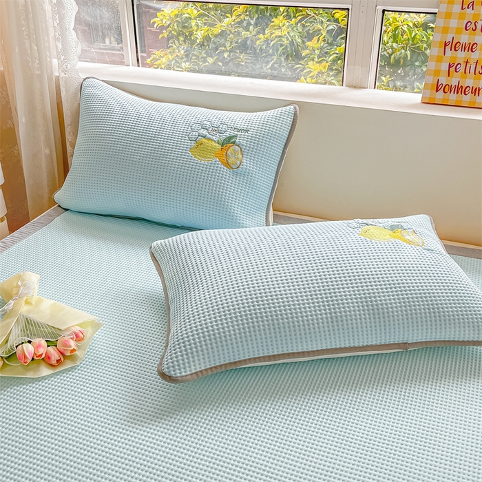 91家纺网 家纺一手货源 找家纺 鑫钰 2025新款超速凉感冰丝绣花凉席-床席款 冰柠檬-华夫格蓝（床席款）