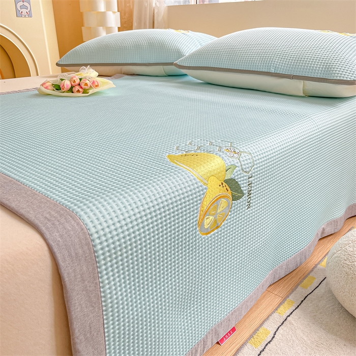 91家纺网 家纺一手货源 找家纺 鑫钰 2025新款超速凉感冰丝绣花凉席-床席款 冰柠檬-华夫格蓝（床席款）