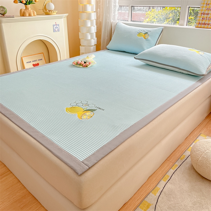 91家纺网 家纺一手货源 找家纺 鑫钰 2025新款超速凉感冰丝绣花凉席-床席款 冰柠檬-华夫格蓝（床席款）