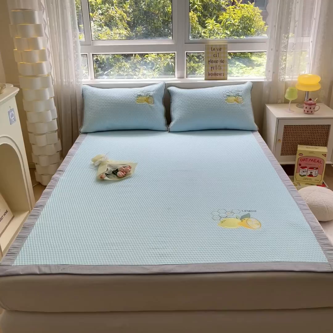 91家纺网 家纺一手货源 找家纺 鑫钰 2025新款超速凉感冰丝绣花凉席-床席款 冰柠檬-华夫格蓝（床席款）
