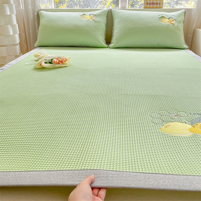 91家纺网 家纺一手货源 找家纺 鑫钰 2025新款超速凉感冰丝绣花凉席-床席款 冰柠檬-华夫格绿（床席款）