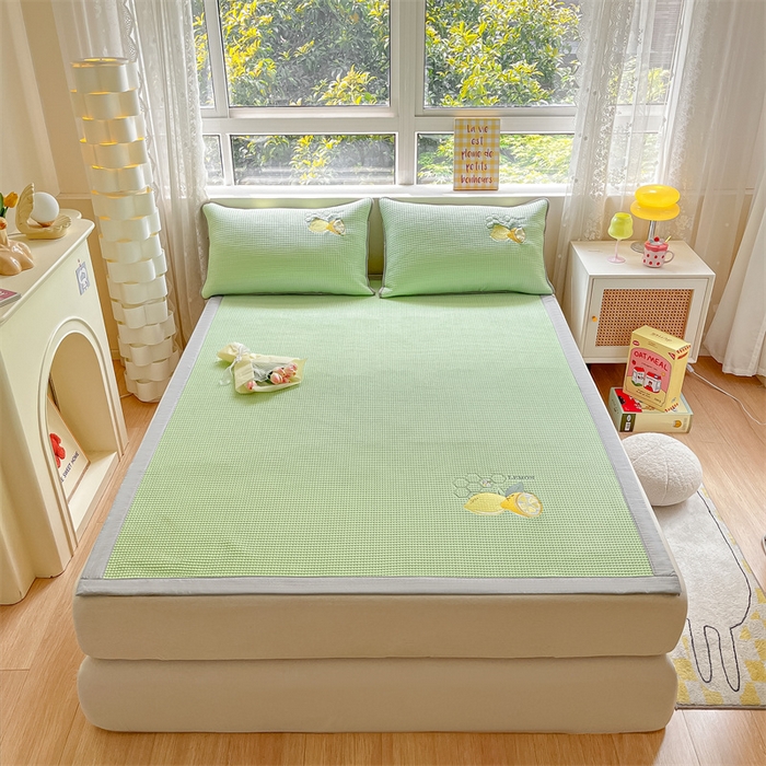 91家纺网 家纺一手货源 找家纺 鑫钰 2025新款超速凉感冰丝绣花凉席-床席款 冰柠檬-华夫格绿（床席款）