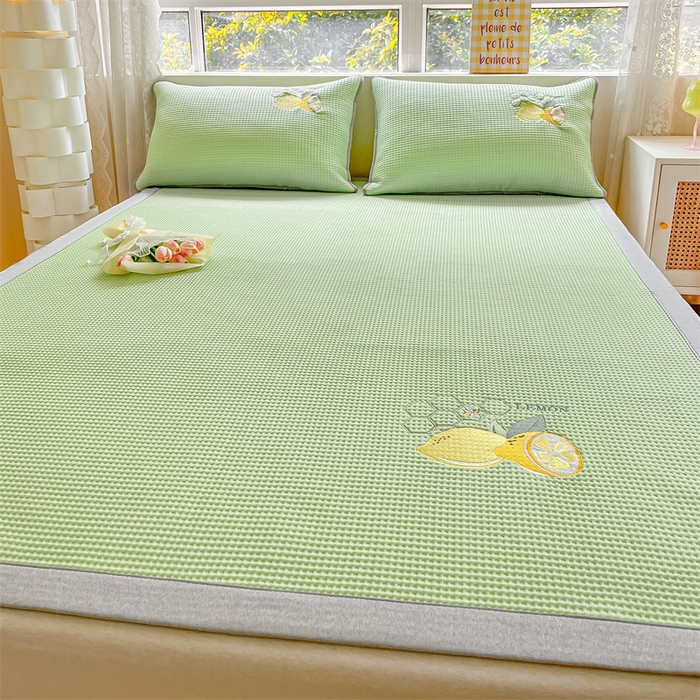 91家纺网 家纺一手货源 找家纺 鑫钰 2025新款超速凉感冰丝绣花凉席-床席款 冰柠檬-华夫格绿（床席款）