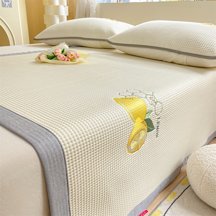 91家纺网 家纺一手货源 找家纺 鑫钰 2025新款超速凉感冰丝绣花凉席-床席款 冰柠檬-华夫格米（床席款）