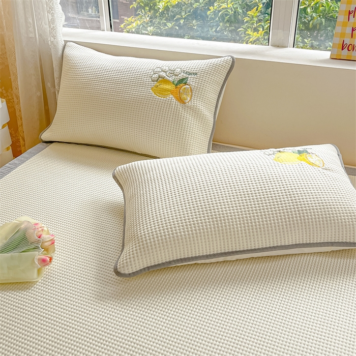 91家纺网 家纺一手货源 找家纺 鑫钰 2025新款超速凉感冰丝绣花凉席-床席款 冰柠檬-华夫格米（床席款）