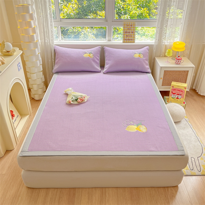 91家纺网 家纺一手货源 找家纺 鑫钰 2025新款超速凉感冰丝绣花凉席-床席款 冰柠檬-华夫格紫（床席款）