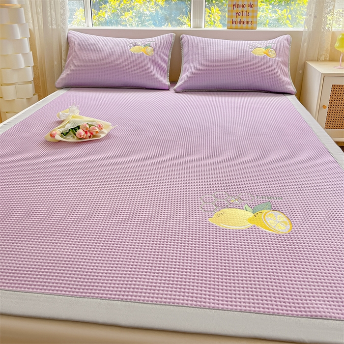 91家纺网 家纺一手货源 找家纺 鑫钰 2025新款超速凉感冰丝绣花凉席-床席款 冰柠檬-华夫格紫（床席款）