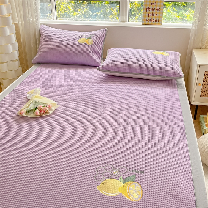 91家纺网 家纺一手货源 找家纺 鑫钰 2025新款超速凉感冰丝绣花凉席-床席款 冰柠檬-华夫格紫（床席款）