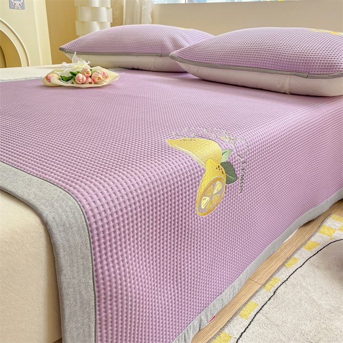 91家纺网 家纺一手货源 找家纺 鑫钰 2025新款超速凉感冰丝绣花凉席-床席款 冰柠檬-华夫格紫（床席款）