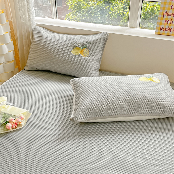 91家纺网 家纺一手货源 找家纺 （总）鑫钰 2025新款超速凉感冰丝绣花凉席-床笠款