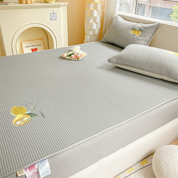 91家纺网 家纺一手货源 找家纺 （总）鑫钰 2025新款超速凉感冰丝绣花凉席-床笠款