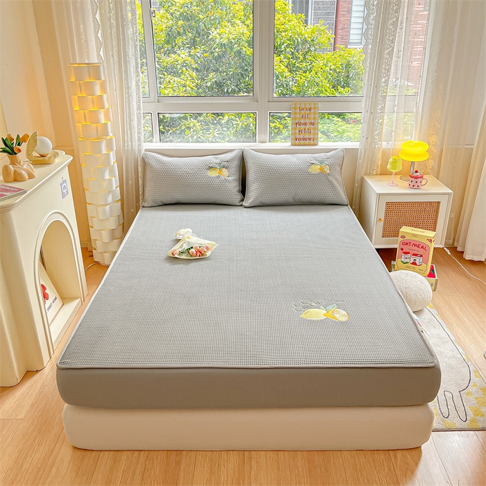 91家纺网 家纺一手货源 找家纺 鑫钰 2025新款超速凉感冰丝绣花凉席-床笠款 冰柠檬-华夫格灰（床笠款）