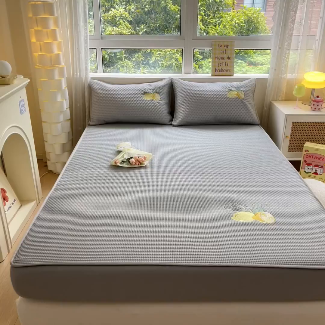 91家纺网 家纺一手货源 找家纺 鑫钰 2025新款超速凉感冰丝绣花凉席-床笠款 冰柠檬-华夫格灰（床笠款）