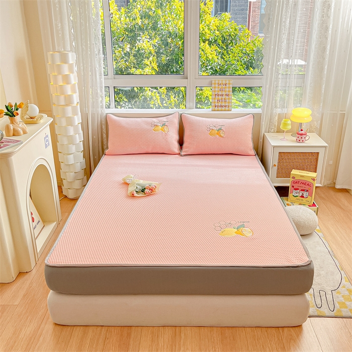 91家纺网 家纺一手货源 找家纺 鑫钰 2025新款超速凉感冰丝绣花凉席-床笠款 冰柠檬-冰豆豆粉（床笠款）