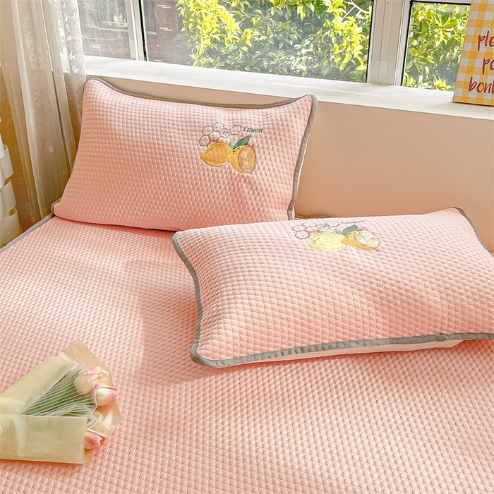 91家纺网 家纺一手货源 找家纺 鑫钰 2025新款超速凉感冰丝绣花凉席-床笠款 冰柠檬-冰豆豆粉（床笠款）