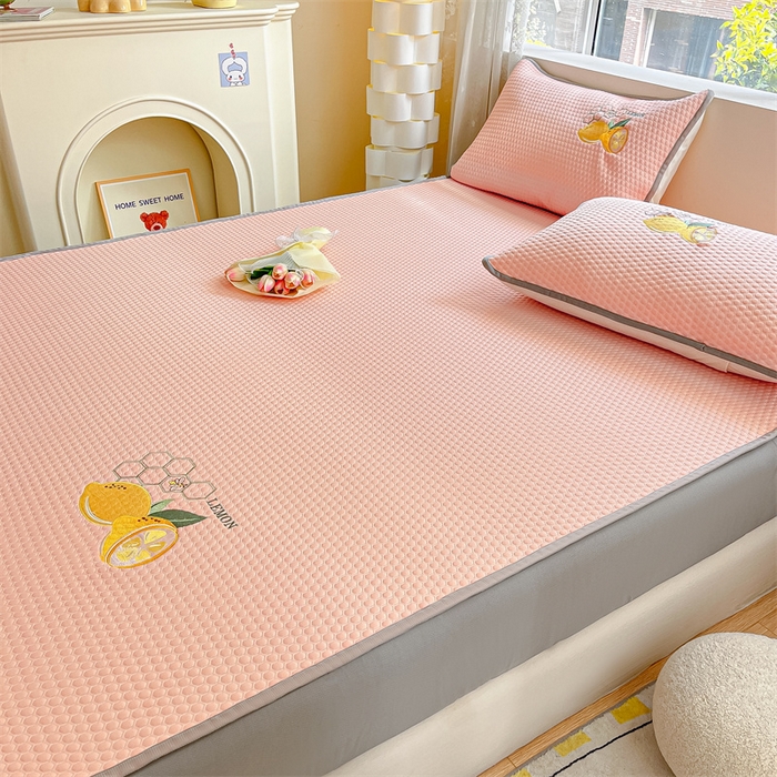 91家纺网 家纺一手货源 找家纺 鑫钰 2025新款超速凉感冰丝绣花凉席-床笠款 冰柠檬-冰豆豆粉（床笠款）