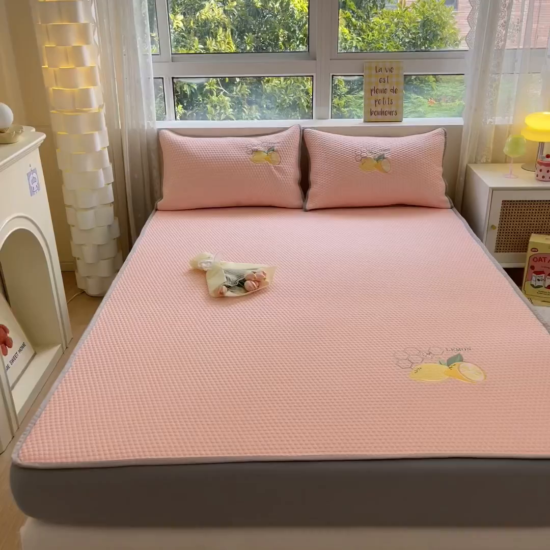 91家纺网 家纺一手货源 找家纺 鑫钰 2025新款超速凉感冰丝绣花凉席-床笠款 冰柠檬-冰豆豆粉（床笠款）