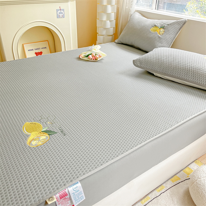 91家纺网 家纺一手货源 找家纺 鑫钰 2025新款超速凉感冰丝绣花凉席-床笠款 冰柠檬-冰豆豆灰（床笠款）