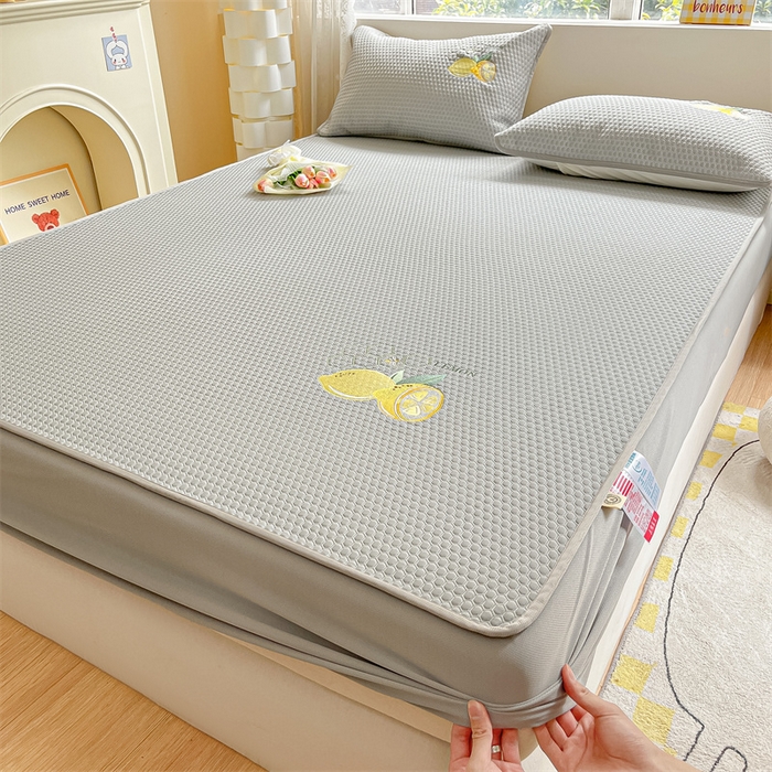 91家纺网 家纺一手货源 找家纺 鑫钰 2025新款超速凉感冰丝绣花凉席-床笠款 冰柠檬-冰豆豆灰（床笠款）