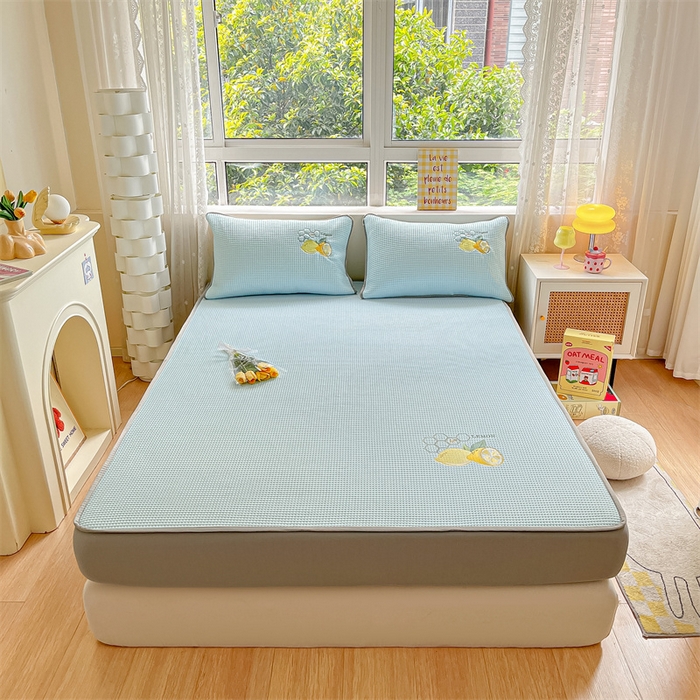 91家纺网 家纺一手货源 找家纺 鑫钰 2025新款超速凉感冰丝绣花凉席-床笠款 冰柠檬-华夫格蓝（床笠款）