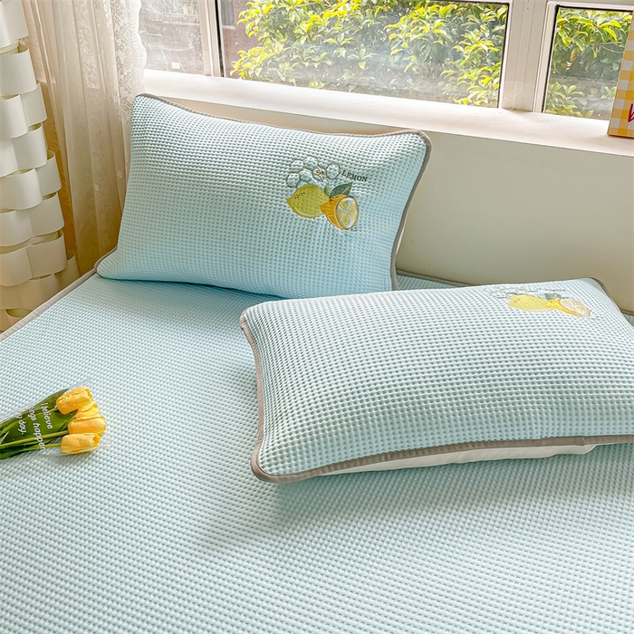 91家纺网 家纺一手货源 找家纺 鑫钰 2025新款超速凉感冰丝绣花凉席-床笠款 冰柠檬-华夫格蓝（床笠款）