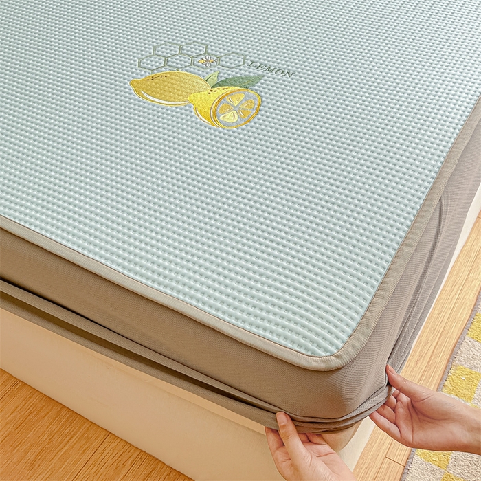 91家纺网 家纺一手货源 找家纺 鑫钰 2025新款超速凉感冰丝绣花凉席-床笠款 冰柠檬-华夫格蓝（床笠款）