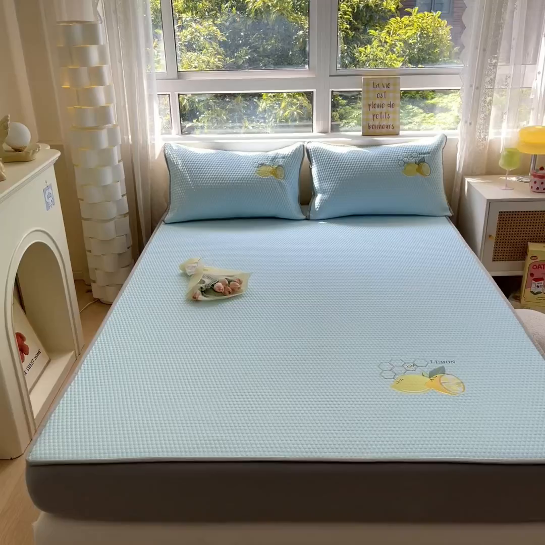 91家纺网 家纺一手货源 找家纺 鑫钰 2025新款超速凉感冰丝绣花凉席-床笠款 冰柠檬-华夫格蓝（床笠款）