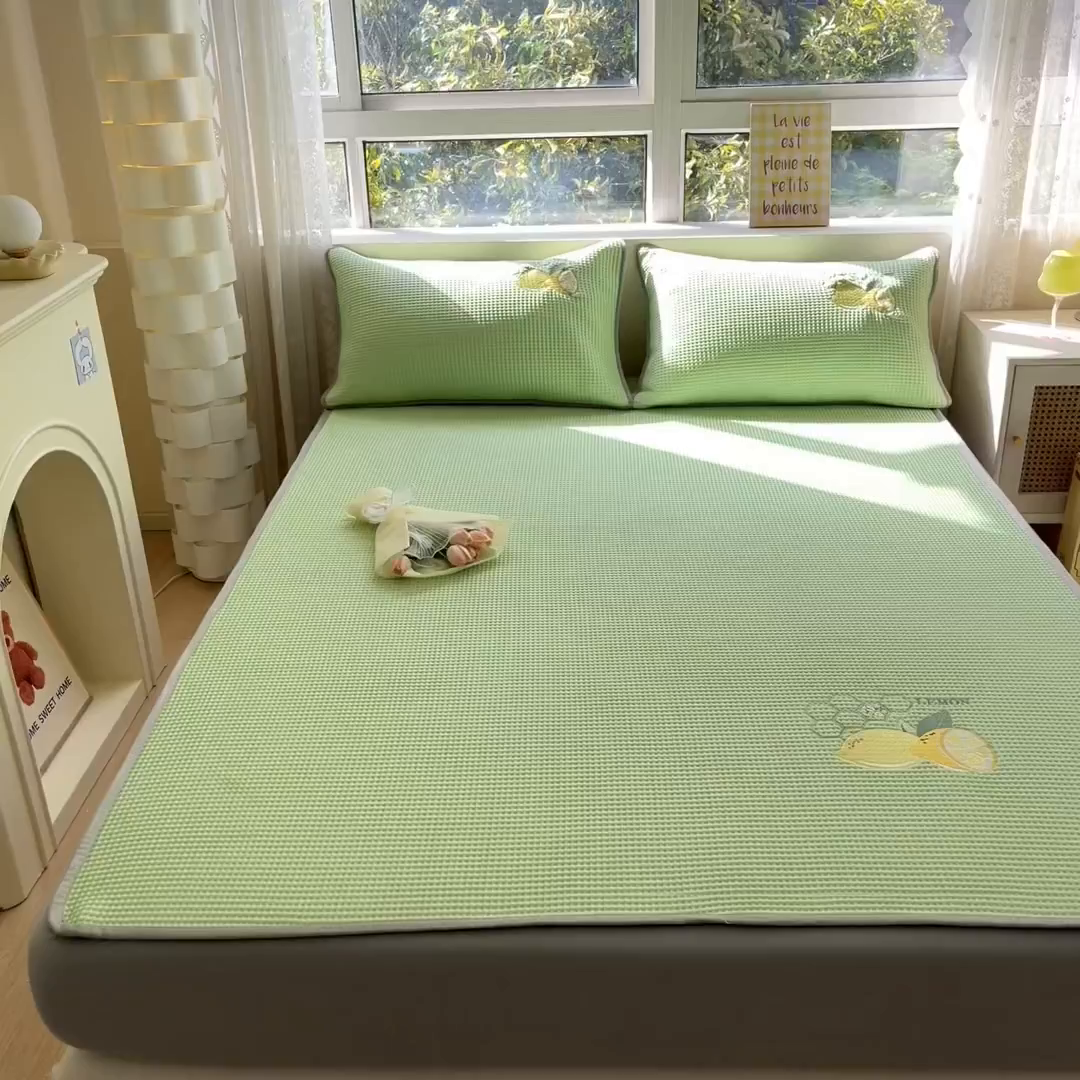 91家纺网 家纺一手货源 找家纺 鑫钰 2025新款超速凉感冰丝绣花凉席-床笠款 冰柠檬-华夫格绿（床笠款）