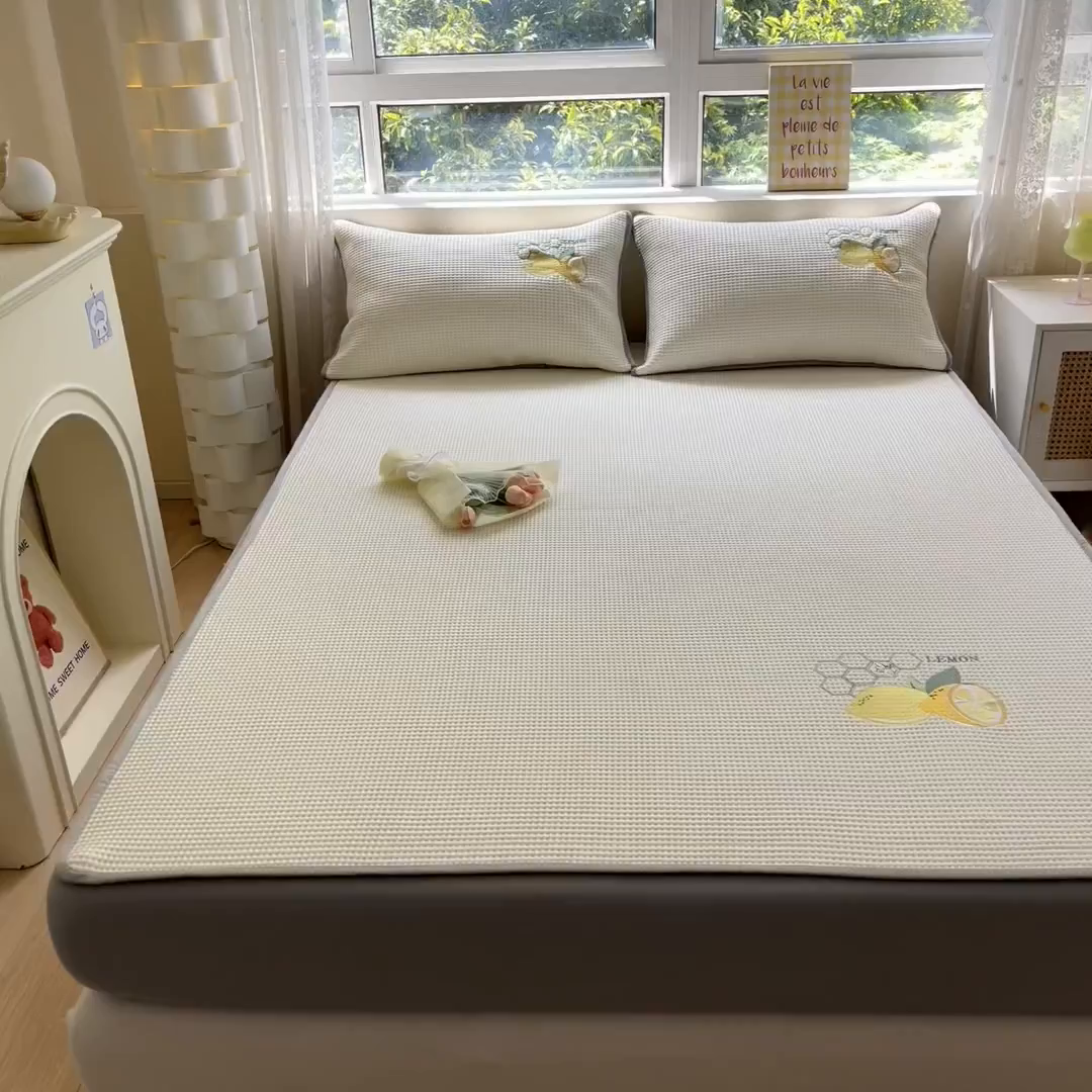 91家纺网 家纺一手货源 找家纺 鑫钰 2025新款超速凉感冰丝绣花凉席-床笠款 冰柠檬-华夫格米（床笠款）