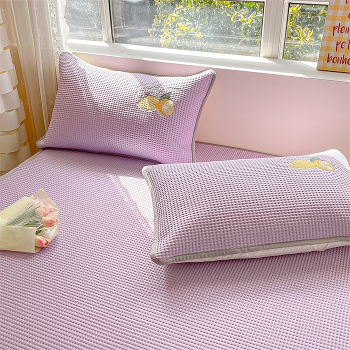 91家纺网 家纺一手货源 找家纺 鑫钰 2025新款超速凉感冰丝绣花凉席-床笠款 冰柠檬-华夫格紫（床笠款）