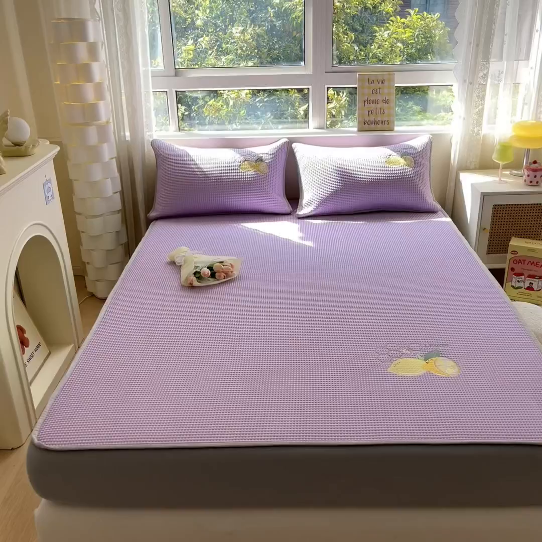 91家纺网 家纺一手货源 找家纺 鑫钰 2025新款超速凉感冰丝绣花凉席-床笠款 冰柠檬-华夫格紫（床笠款）