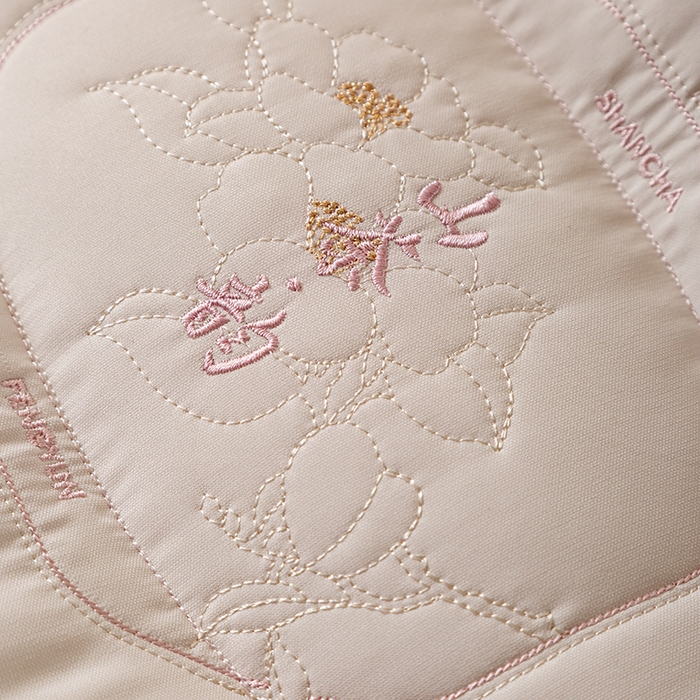 91家纺网 家纺一手货源 找家纺 贤内助家纺 2025新款山茶韵氧颜枕保健枕颈椎枕头枕芯 山茶韵白