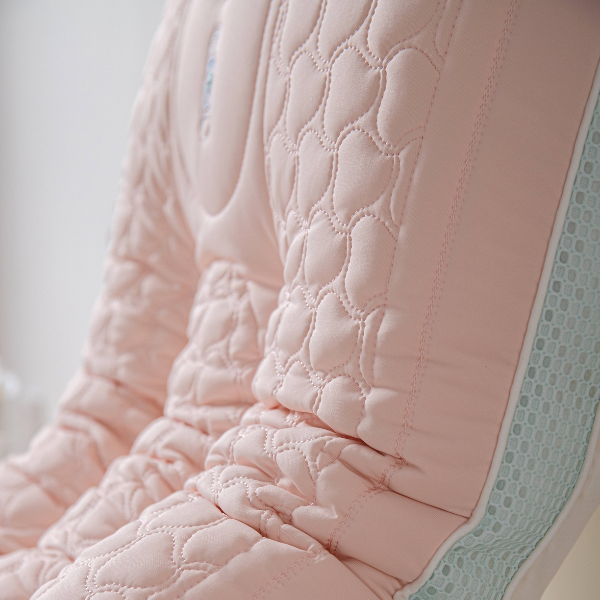 91家纺网 家纺一手货源 找家纺 芯链 2025新款企鹅小海风1号枕 枕头枕芯 企鹅小海风1号枕-粉色 48x74cm/只