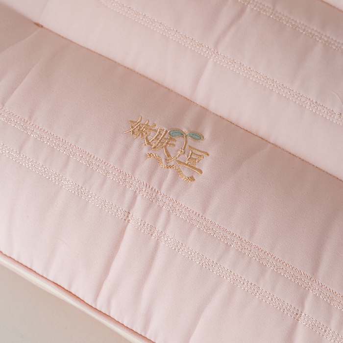 91家纺网 家纺一手货源 找家纺 贤内助家纺 2025新款植物羊绒嫩肤豆氧颜枕保健枕颈椎枕头枕芯 嫩肤豆粉