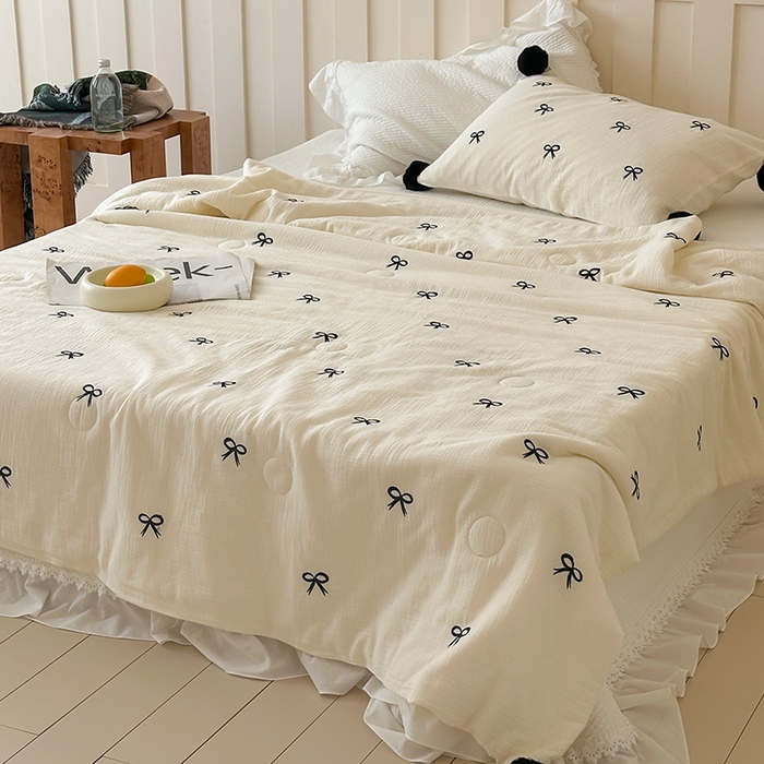 91家纺网 家纺一手货源 找家纺 圆岛家纺 2025新款全棉皱皱纱蝴蝶结刺绣夏被被子被芯 奶油白