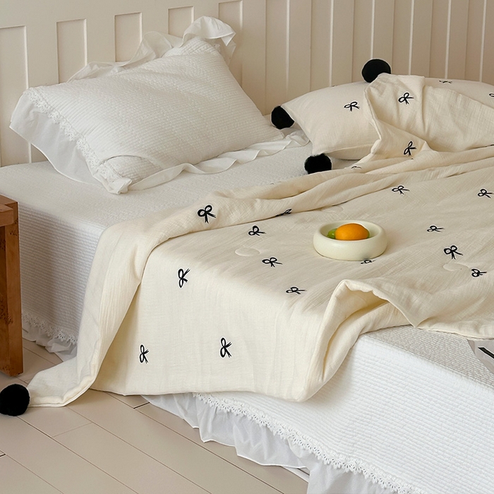 91家纺网 家纺一手货源 找家纺 圆岛家纺 2025新款全棉皱皱纱蝴蝶结刺绣夏被被子被芯 奶油白